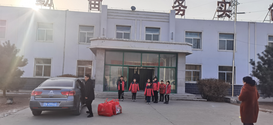 爱心帮扶贫困生，冰河助学暖人心